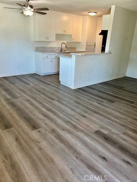 Foto del edificio - 685 E Vista Chino