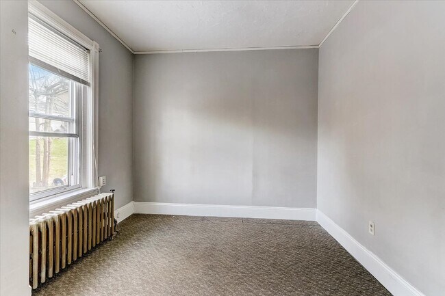 Building Photo - Off-Campus Student Housing Available June ...