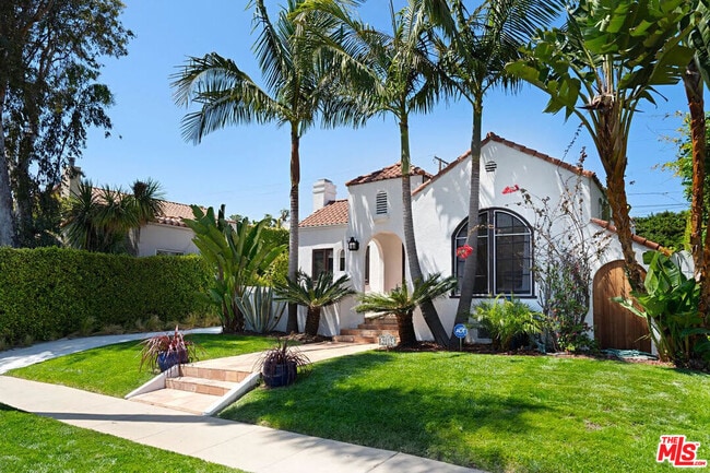 Foto del edificio - 9015 Rosewood Ave