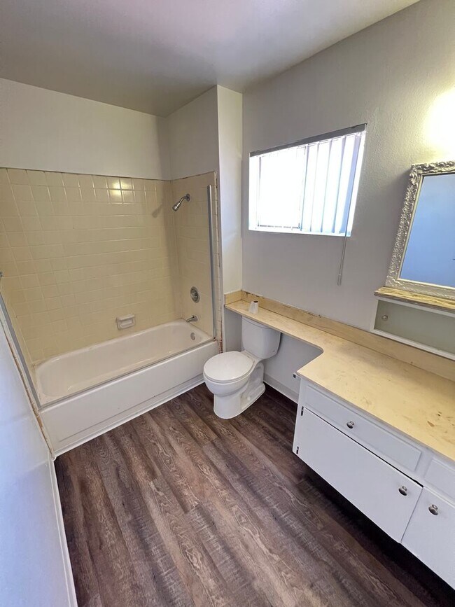 Foto del edificio - 4 Bedroom 2 Bathroom Town Home