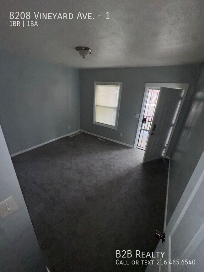 Foto del edificio - 8208 Vineyard Ave