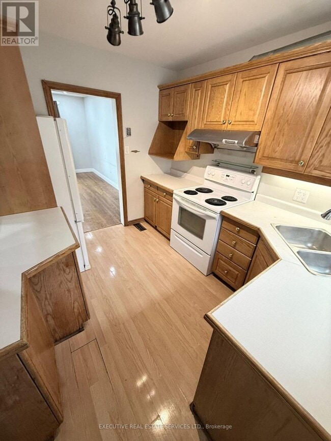 Building Photo - 134 Oriole Ave