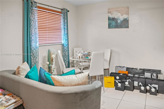 Foto del edificio - 19310 NW 48th Ct
