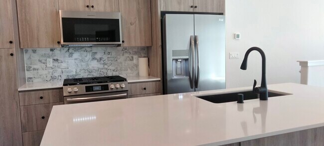 Building Photo - 578 N Helm Ln