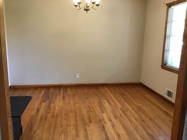 Building Photo - 10 Hampton Dr