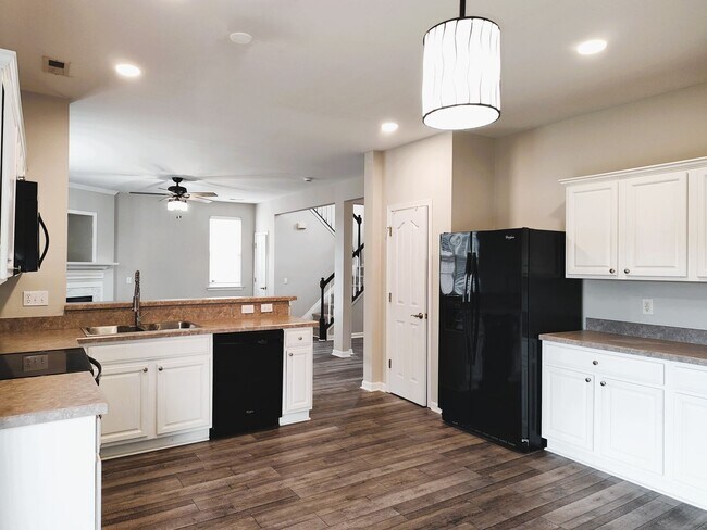 Building Photo - Gorgeous 2 Story Home located in the Hamil...