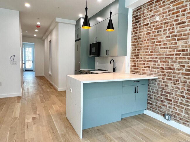 Building Photo - 383 Bleecker St