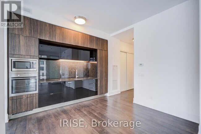 Building Photo - 15 Merchants' Wharf