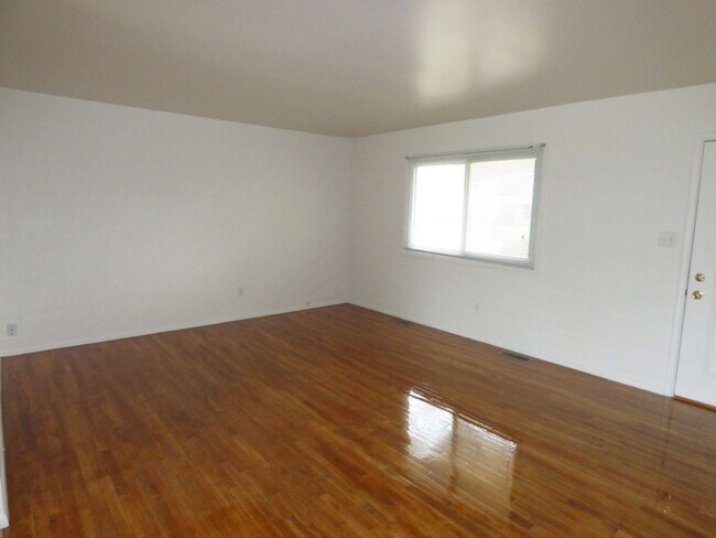 Building Photo - 424 W Cox Drive - Spacious Two Bedroom Ran...