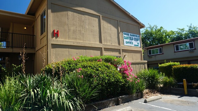 Building Photo - Garfield Court Apartments