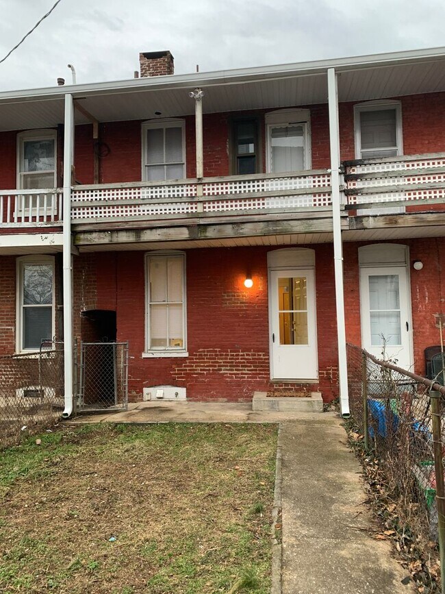 Building Photo - Available Now! 2-3 Bedroom 1 Bath House-Yo...