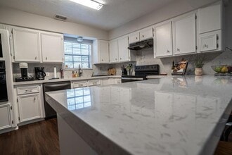 Building Photo - 13209 Bluff View Dr