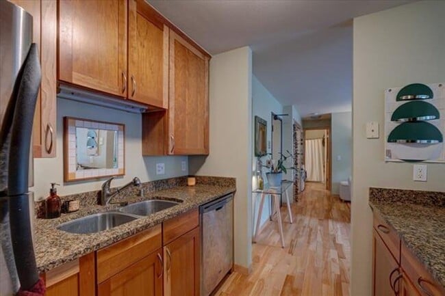 Building Photo - 2 Bedroom with Den