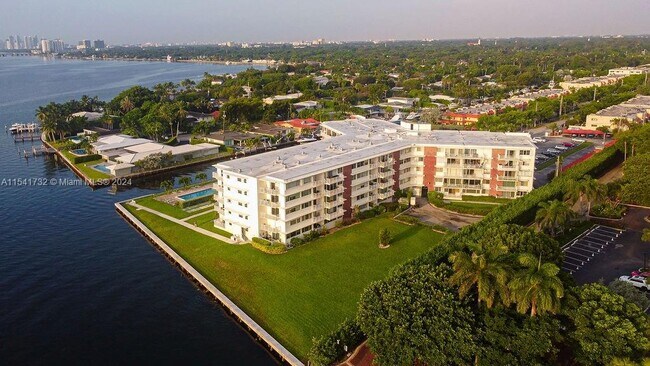 Foto del edificio - 1700 NE 105th St