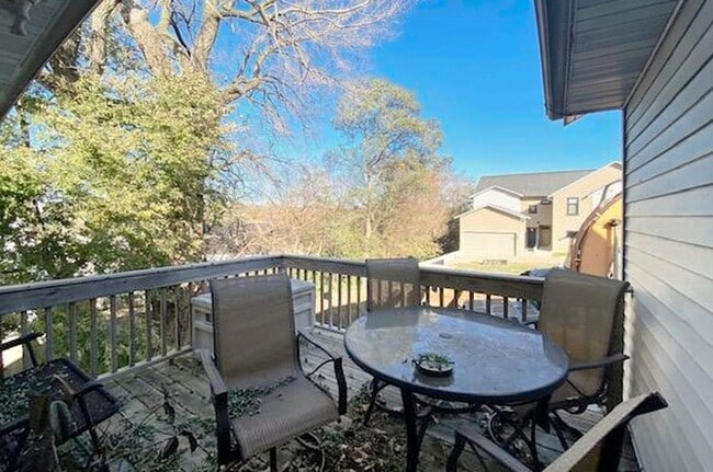 Foto del edificio - 3 Bedroom Duplex Available August 1st, 2026