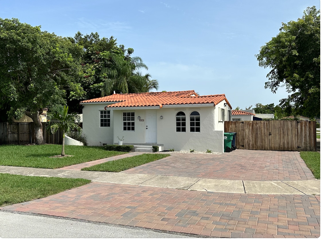 Primary Photo - 5894 SW 42nd St
