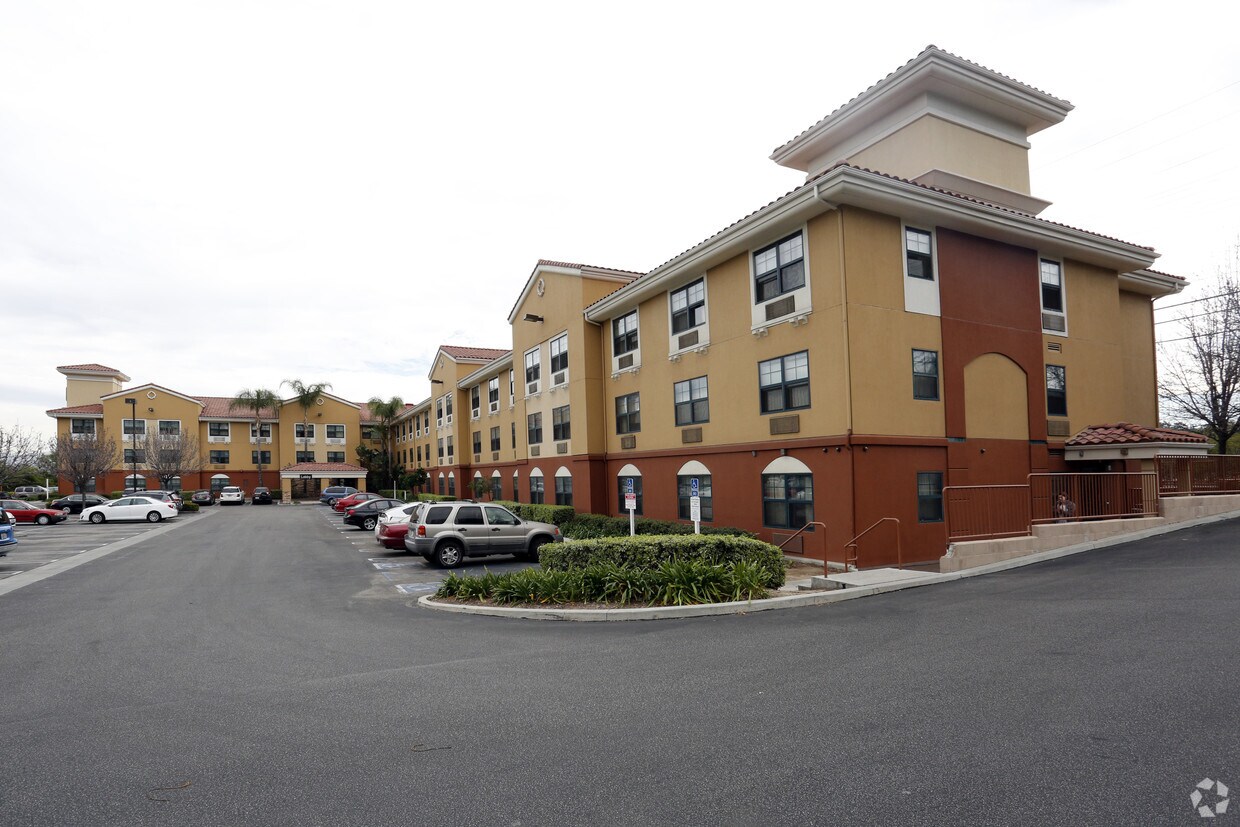 Furnished Studio Woodland Hills Apartments in Woodland Hills, CA