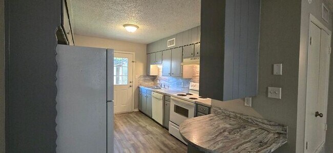 Foto del edificio - Available Now! Updated, Downstairs 2 Bedro...