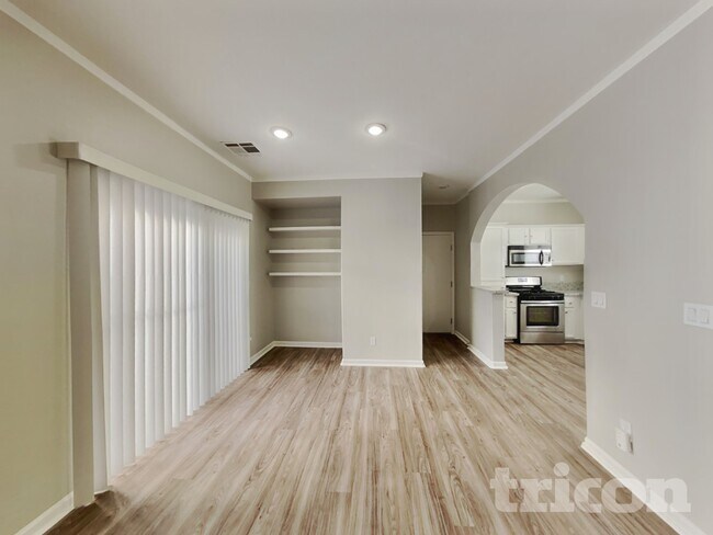 Foto del edificio - 1244 Maple Pines Ave
