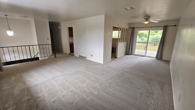 Building Photo - Spacious Bi Level home backing to open spa...
