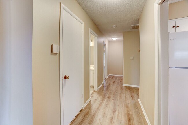Foto del edificio - NO PETS ALLOWED Wonderful 2 bedroom, 2 bath duplex unit has been recently renovated. Quiet midtow...