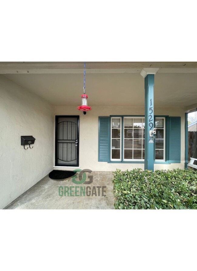 Foto del edificio - 3 BEDROOM 1 BATH HOME IN MODESTO!!