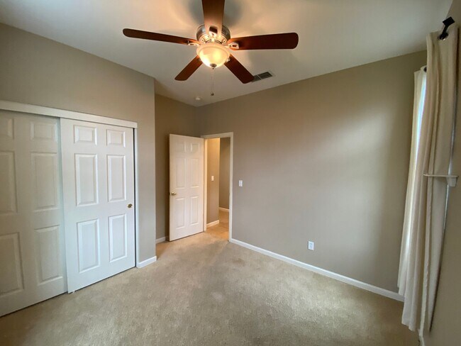 Foto del edificio - Warm 3 bedroom Home with a Great Room Concept