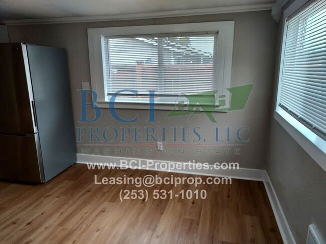 Building Photo - Beautifully remodeled 2 bedroom Duplex nex...