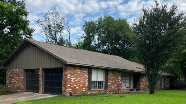 Building Photo - 1215 Bois D'Arc St
