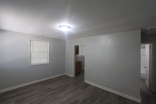 Building Photo - New On The Market!  Fresh Updates!!