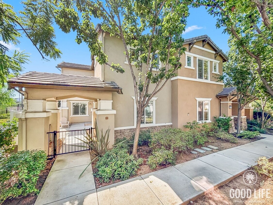 Primary Photo - Stunning 3BD/3BA Townhouse in San Marcos W...
