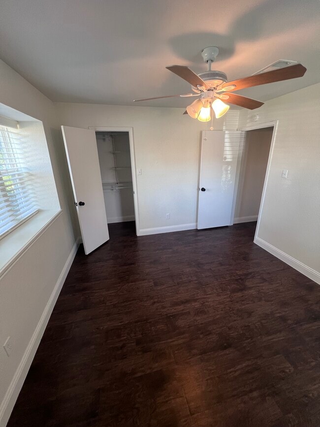 Vista desde la puerta que da al dormitorio. - 7824 Cardinal Ct