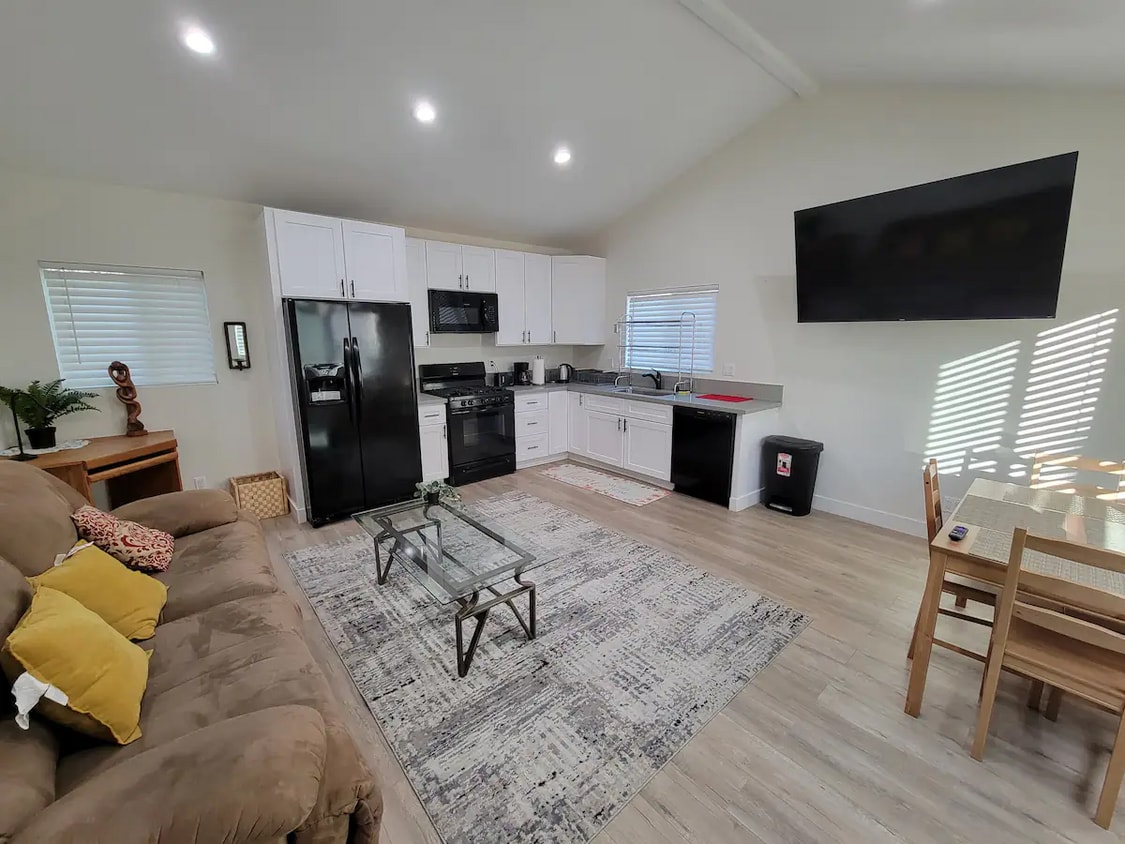 Foto principal - 18031 Bullock St
