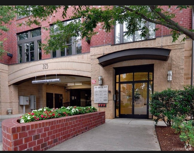 Building Photo - 2125 Southend Dr