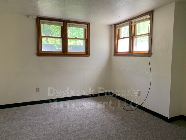 Building Photo - 709 4th St S