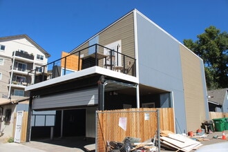 Building Photo - 442 E 7th St