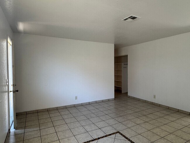 Foto del edificio - Two Bedroom Triplex with One Bathroom and ...