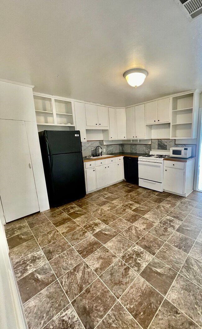 Foto del edificio - Charming Hideaway: 2BR Cozy House