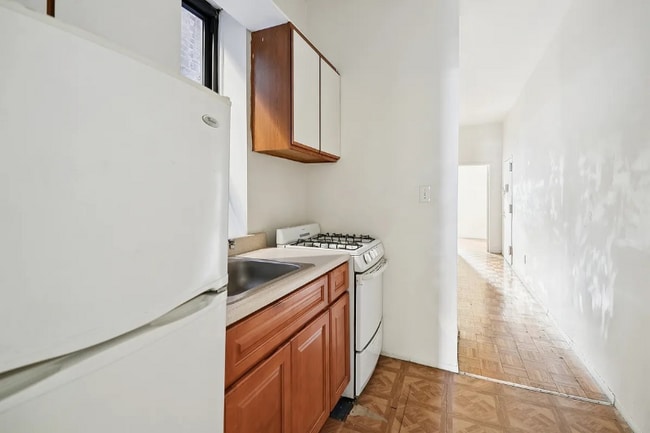 Building Photo - 325 E 89th St