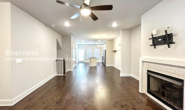Building Photo - 3 Bed/3.5 Bath Townhome with Garage / Pet-...
