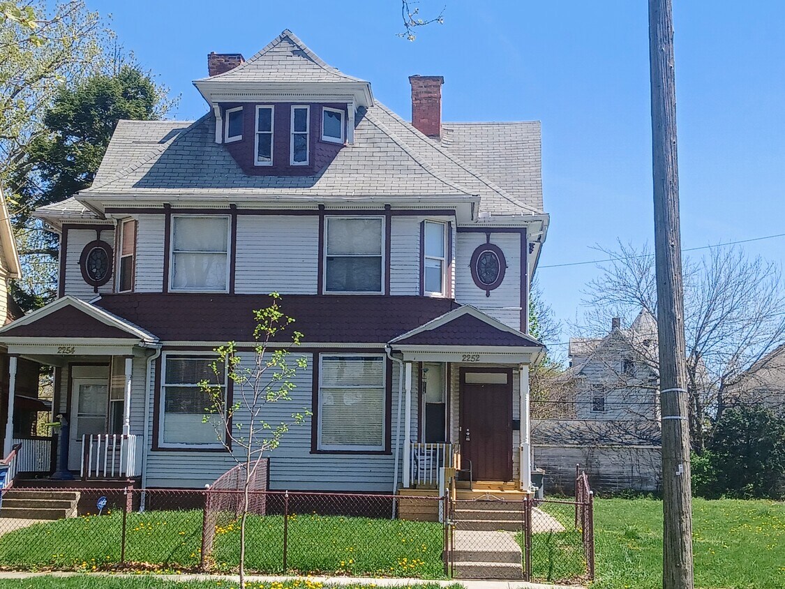2252 Whitney Front - más por venir - 2252 Whitney Ave