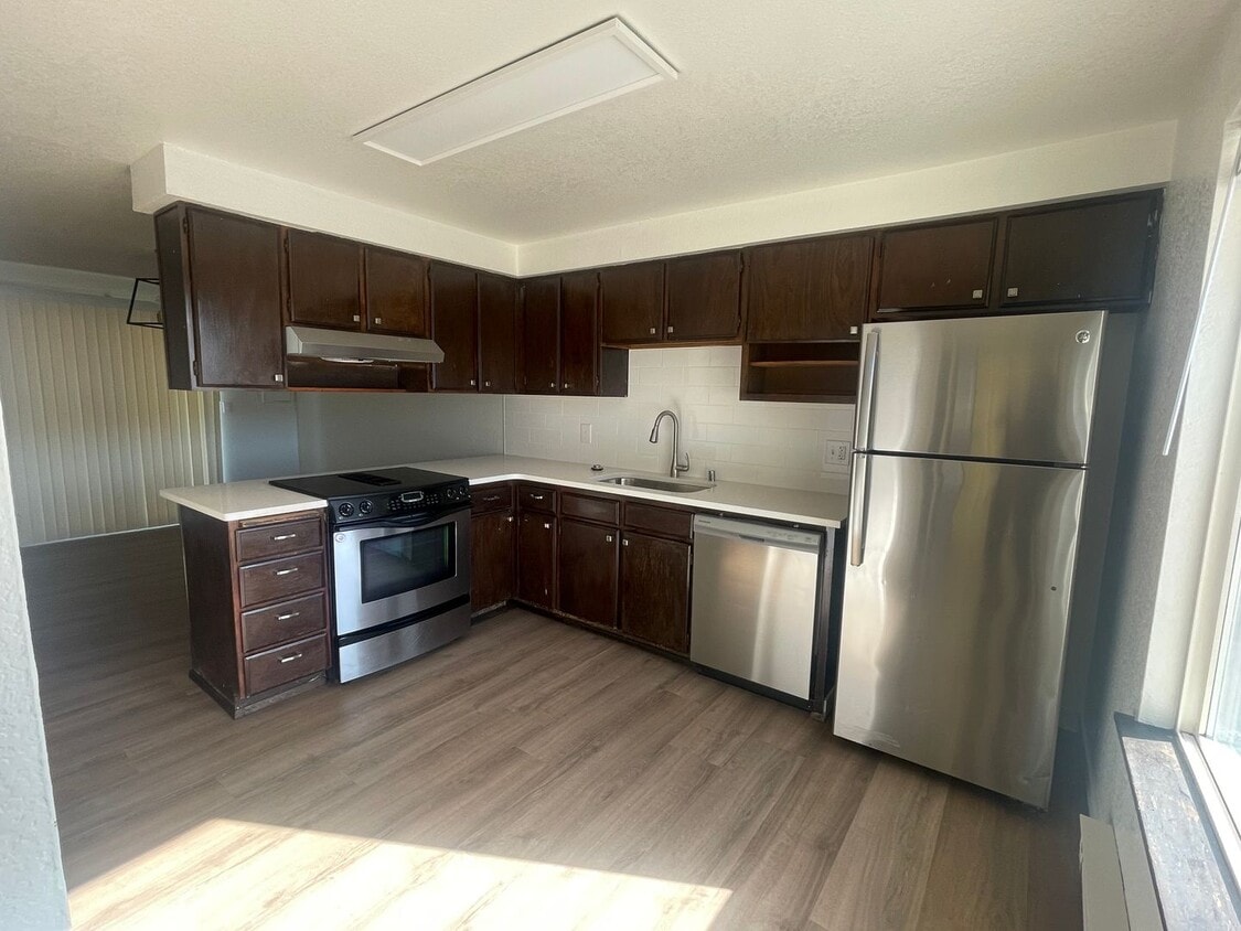 Primary Photo - Adorable Remodeled 3 Bedroom Unit Centrall...