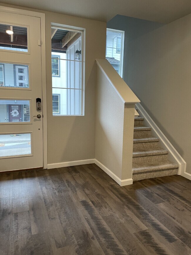 Building Photo - "Charming 3-Bedroom Townhouse with 2 Full ...