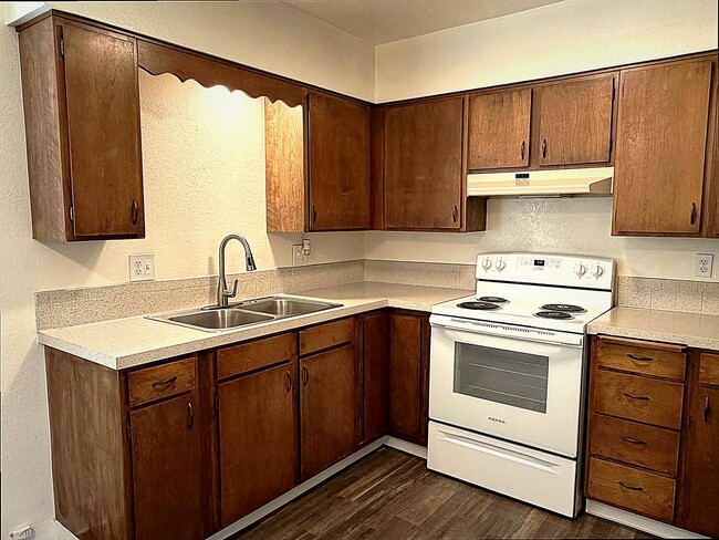 Building Photo - HUGE peaceful unit in Fruitland