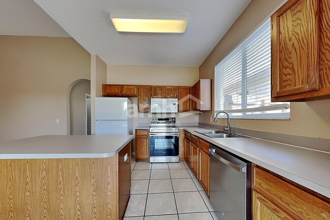 Building Photo - 443 Sand Ridge Dr
