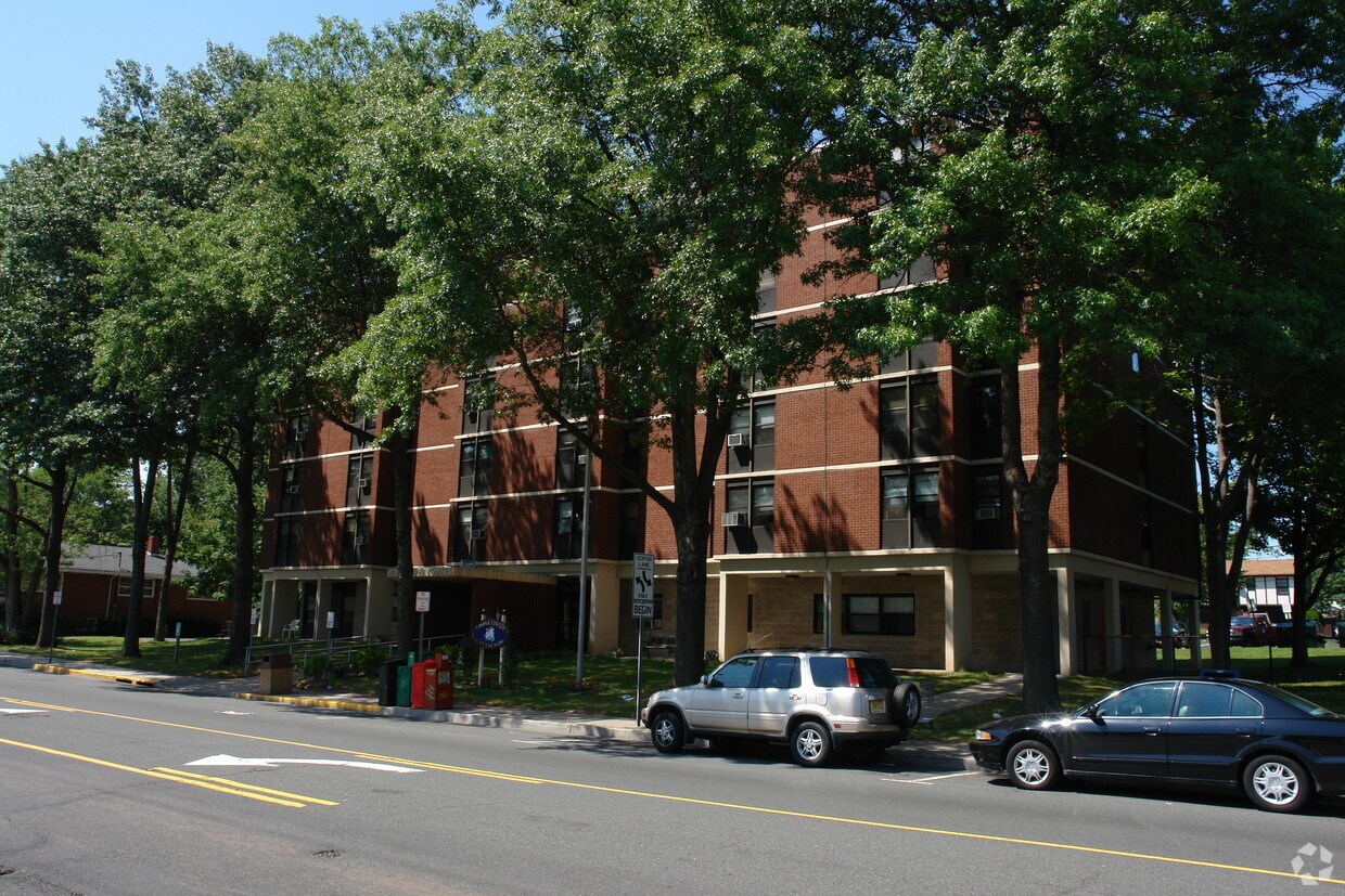 Cooper Towers Apartments in Iselin, NJ