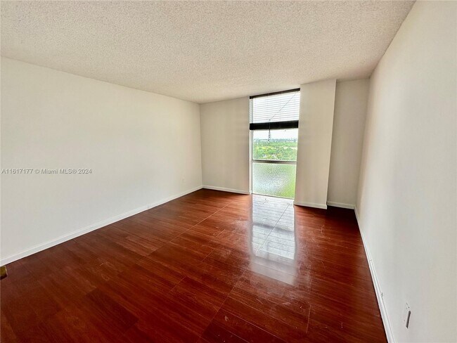 Foto del edificio - 2350 NE 135th St