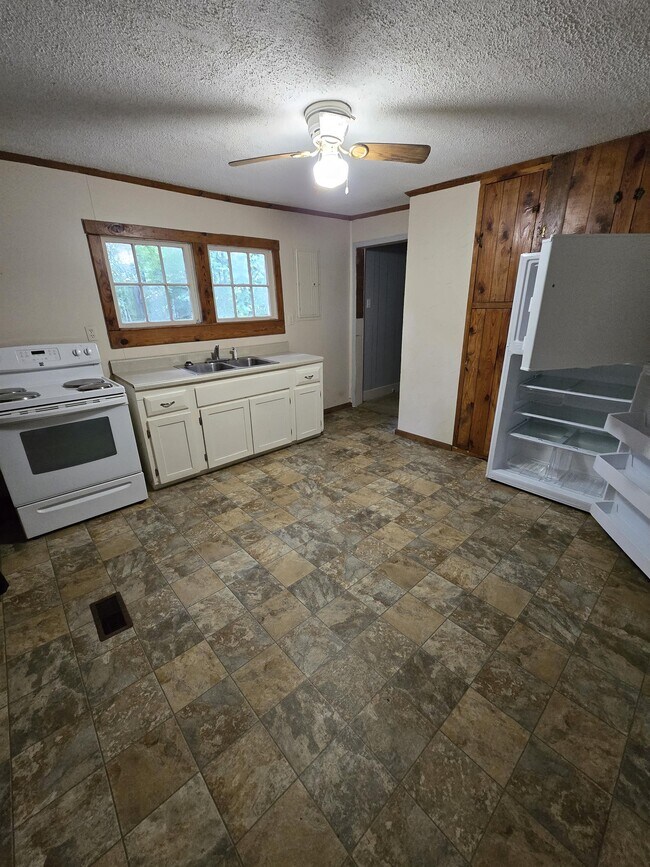 Building Photo - 1410 Dillard Ln