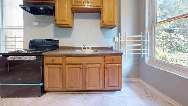 Building Photo - NEWLY RENOVATED Huge 4 Bedroom Classic Wes...