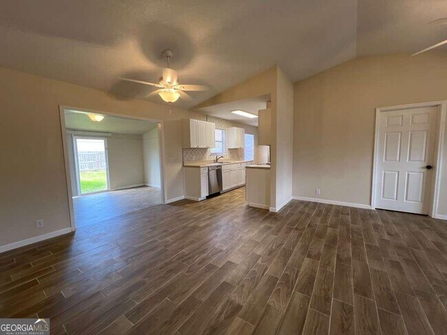 Foto del edificio - 103 Willow Lake Dr